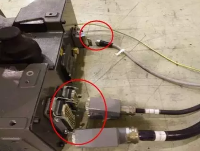 發(fā)那科R-2000i系列機器人本體電纜的拆卸步驟2