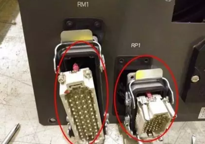 發(fā)那科R-2000i系列機器人本體電纜的拆卸步驟4