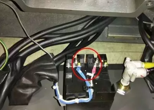 發(fā)那科R-2000i系列機器人本體電纜的拆卸步驟5