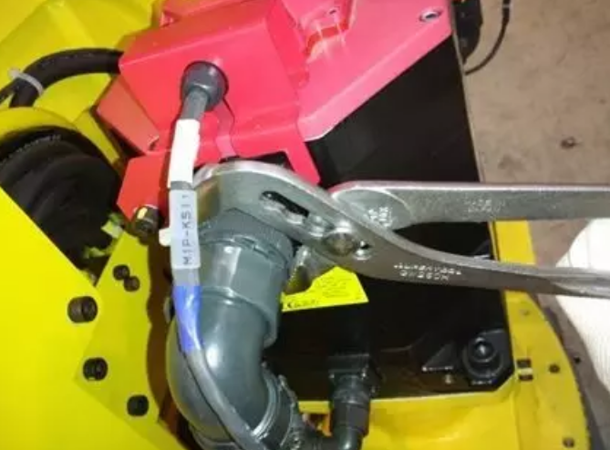 發(fā)那科R-2000i系列機器人本體電纜的拆卸步驟9