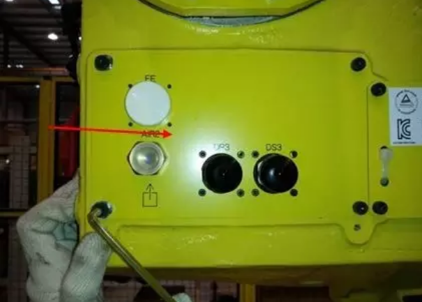 發(fā)那科R-2000i系列機器人本體電纜的拆卸步驟19