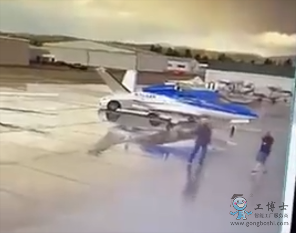 Model Y撞上私人飛機(jī)