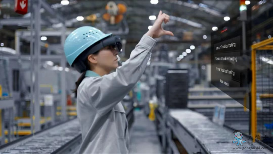 佩戴微軟HoloLens頭顯的工人