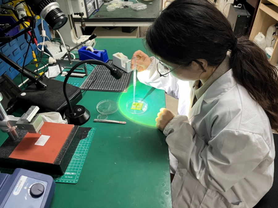 張金惠進行剛?cè)岵嵝杂|覺傳感器制備實驗